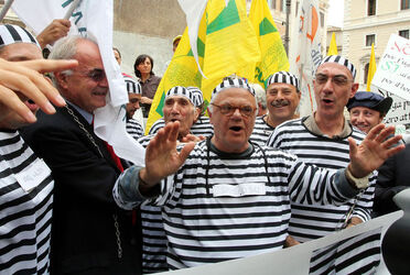 PROTESTA ASSOCIAZIONI CONSUMATORI CONTRO CARO PREZZI