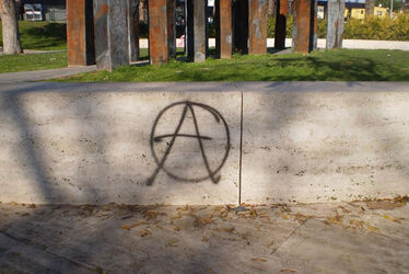 MONUMENTO AI CADUTI DI NASSYRIA IMBRATTATE