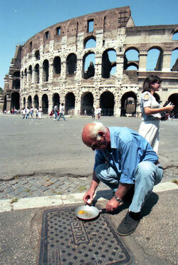 UOVA COTTE DAL FORTE CALDO DAVANTI AL COLOSSEO