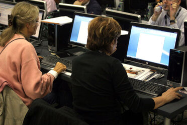 DONNE AL LAVORO CON IL COMPUTER