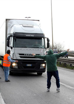 BLOCCO AUTOTRASPORTATORI CONTRO CARO CARBURANTI