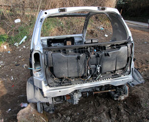 FURTI AUTO SMONTATA E ABBANDONATA