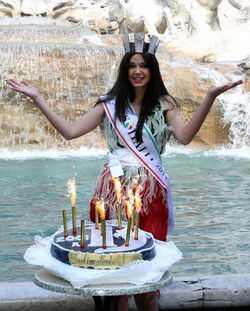 MISS ITALIA LANCIA LE LIRE A FONTANA DI TREVI