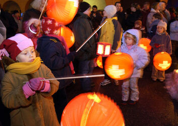 Ascona fiaccolata bambini per le vie del borgo