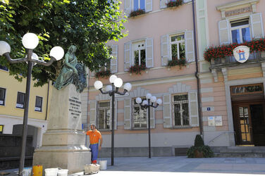 Chiasso posa monumento Col. C. Bernasconi
