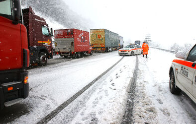 Ticino nevicata maltempo e disagi al traffico Ticino nevicata maltempo e disagi al traffico