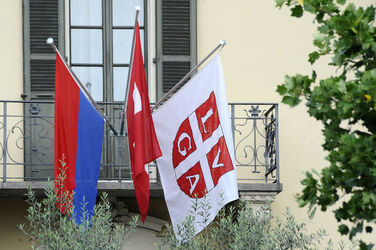 Lugano bandiere sul balcone