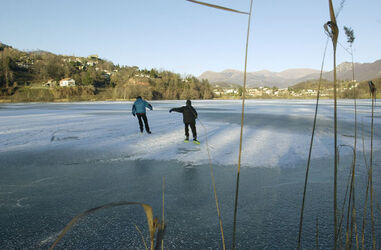 Muzzano pattinatori sul laghetto