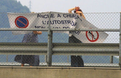 Chiasso striscione di protesta per traffico pesante