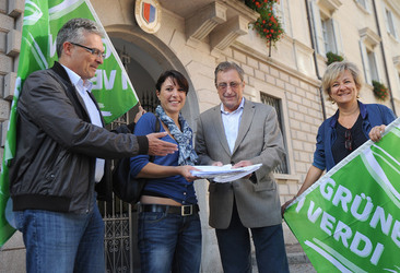 Bellinzona consegna firme petizione Salviamo il lavoro in Ticino dei Verdi