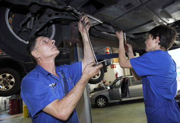 Rancate apprendista meccanico d automobili Rancate apprendista meccanico d automobili