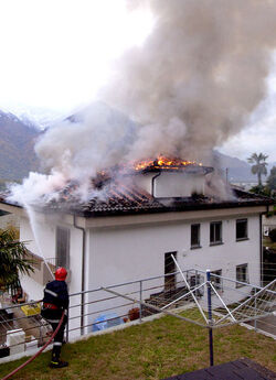 Cugnasco stabile in fiamme