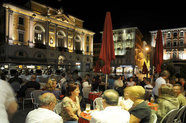 Lugano veduta notturna piazza Riforma