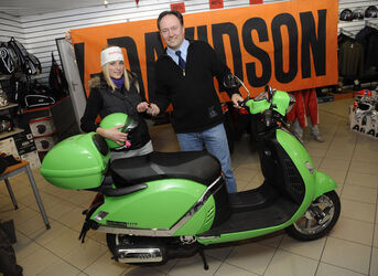 Sci consegna scooter a Lara Gut Sci consegna scooter a Lara Gut