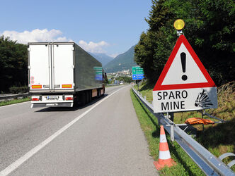 Camorino cartello Sparo Mine sull autostrada A2