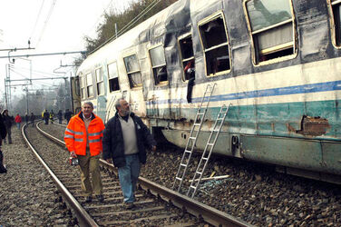 SCRONTRA FRA TRENI UN MORO SCRONTRA FRA TRENI UN MORO