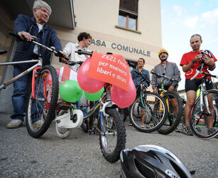 Tesserete consegna firme per la pista ciclabile Lugano Tesserete