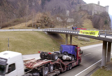 Mesocco protesta al traffico pesante