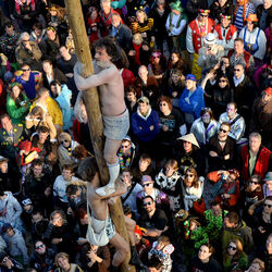 Tesserete carnevale Or Penagin palo della cuccagna