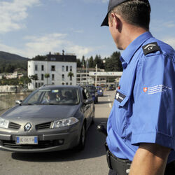Ponte Tresa nuova uniforme Guardie di Confine