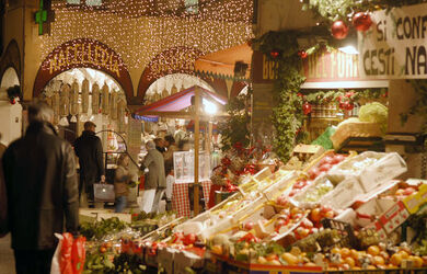 Lugano tradizionale mercatino di Natale e luminarie serali