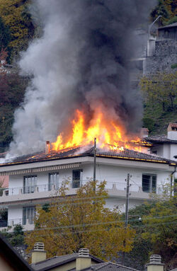 Cugnasco stabile in fiamme