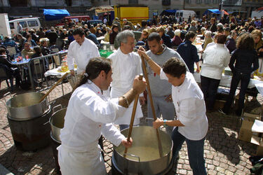 Bellinzona risottata benefica in Piazza Collegiata