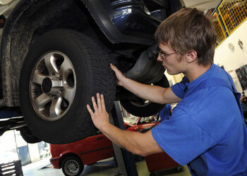 Rancate apprendista meccanico d automobili Rancate apprendista meccanico d automobili
