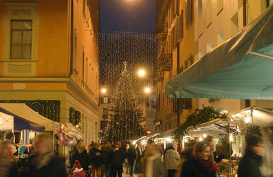 Lugano tradizionale mercatino di Natale e luminarie serali