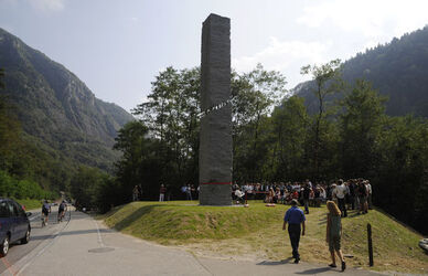 Avegno festa inaugurale stele per Vallemaggia Pietraviva