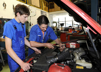 Rancate apprendista meccanico d automobili Rancate apprendista meccanico d automobili