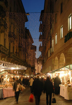Lugano tradizionale mercatino di Natale e luminarie serali