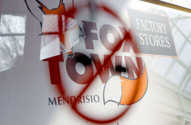 Mendrisio Foxtown. Nella foto cartellone del megastore outlet factory stores fox town 
