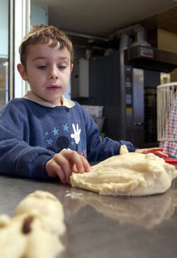 Orselina preparazione pane bambini asilo