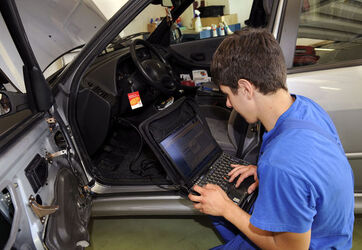 Rancate apprendista meccanico d automobili Rancate apprendista meccanico d automobili