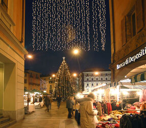 Lugano tradizionale mercatino di Natale e luminarie serali