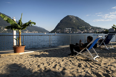 Lugano spiaggia sul lungolago turismo locale estivo Lugano spiaggia sul lungolago turismo locale estivo