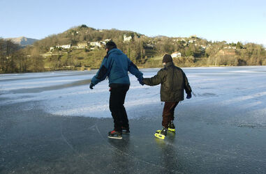 Muzzano pattinatori sul laghetto
