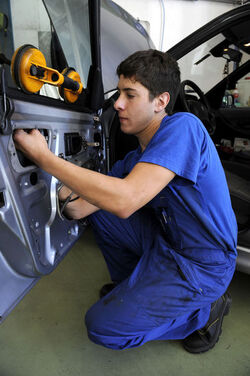 Rancate apprendista meccanico d automobili Rancate apprendista meccanico d automobili