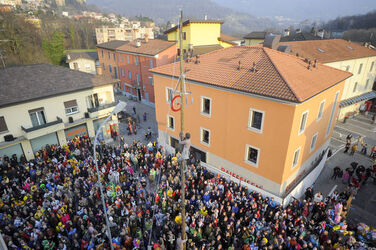 Tesserete carnevale Or Penagin palo della cuccagna