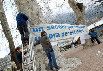 Bellinzona protesta taglio platani