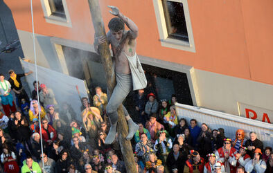 Tesserete carnevale Or Penagin palo della cuccagna