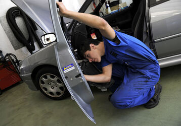 Rancate apprendista meccanico d automobili Rancate apprendista meccanico d automobili