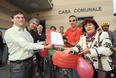 Tesserete consegna firme per la pista ciclabile Lugano Tesserete