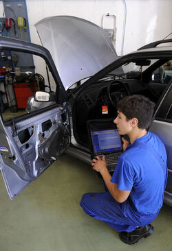 Rancate apprendista meccanico d automobili Rancate apprendista meccanico d automobili