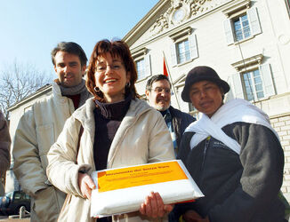 Bellinzona consegna firme a favore degli Ecuadoregni