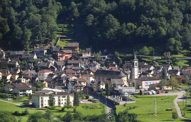 Cavergno veduta panoramica aerea Cavergno e Valle Bavona
