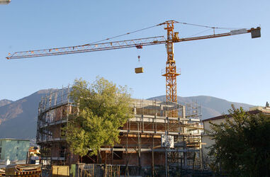 Ascona gru e cantieri